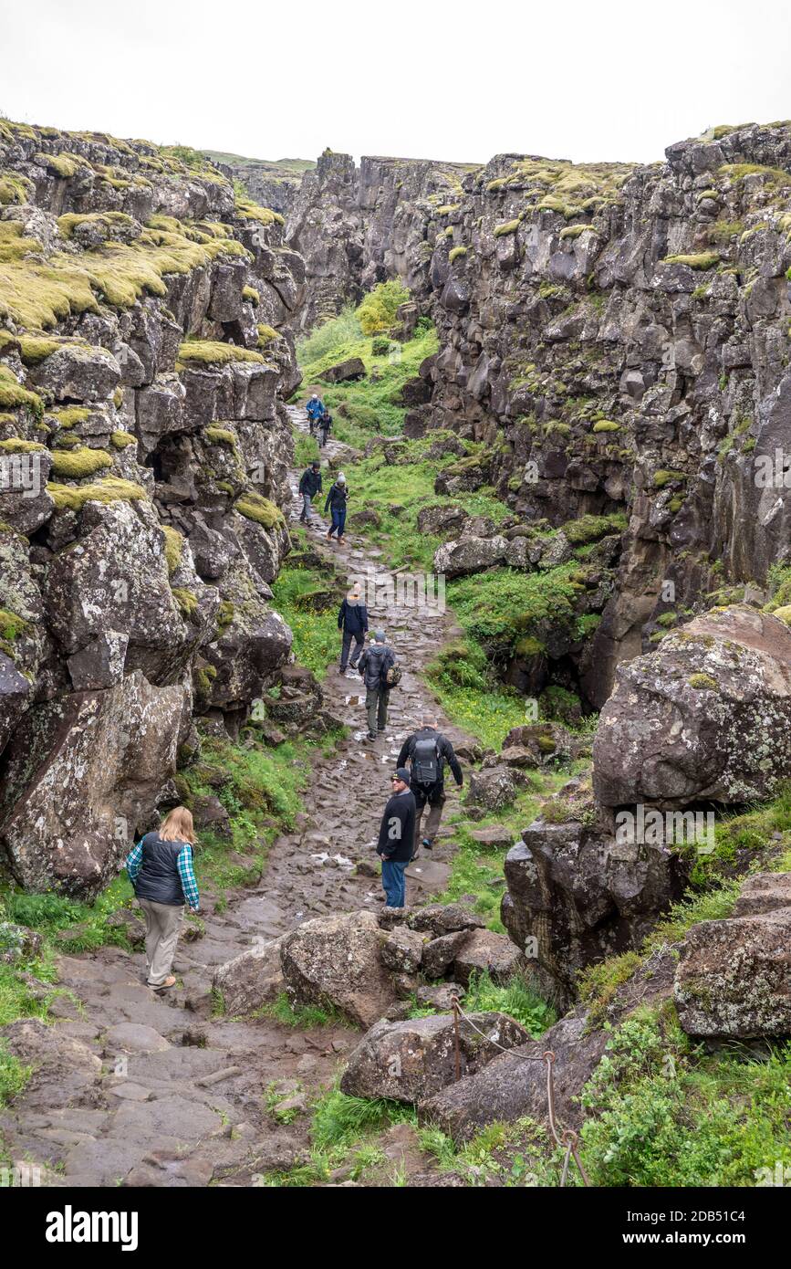 Þingvellir, Islande - Juillet 19, 2017 : les touristes à pied à travers la ligne de faille Almannagja dans la dorsale médio-atlantique plaque nord-américaine dans la région de Na de Thingvellir Banque D'Images
