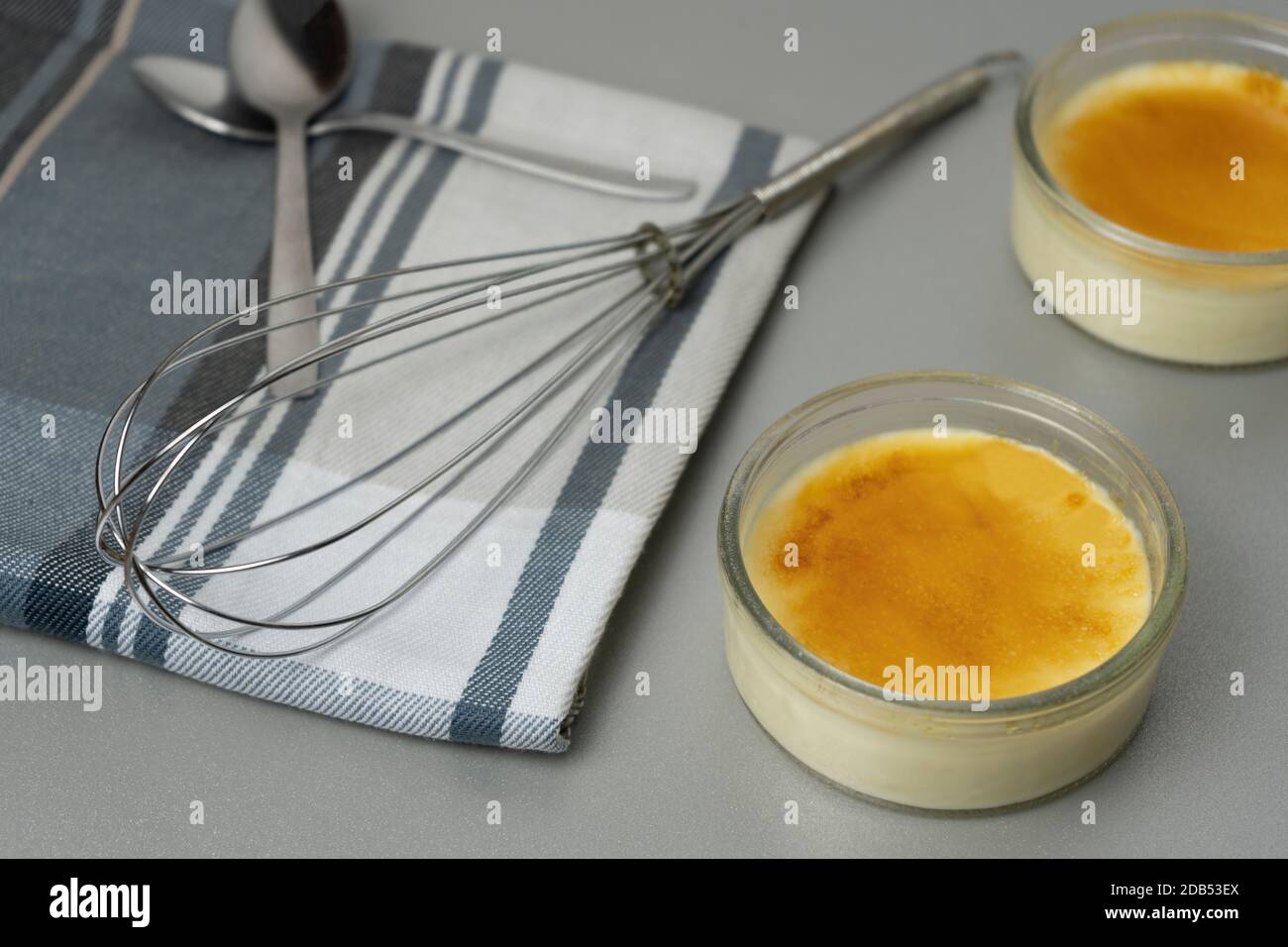 Crème brûlée présentation avec deux cuillères et un batteur à œufs.délicieux dessert français.concept de cuisine et de nourriture. Banque D'Images