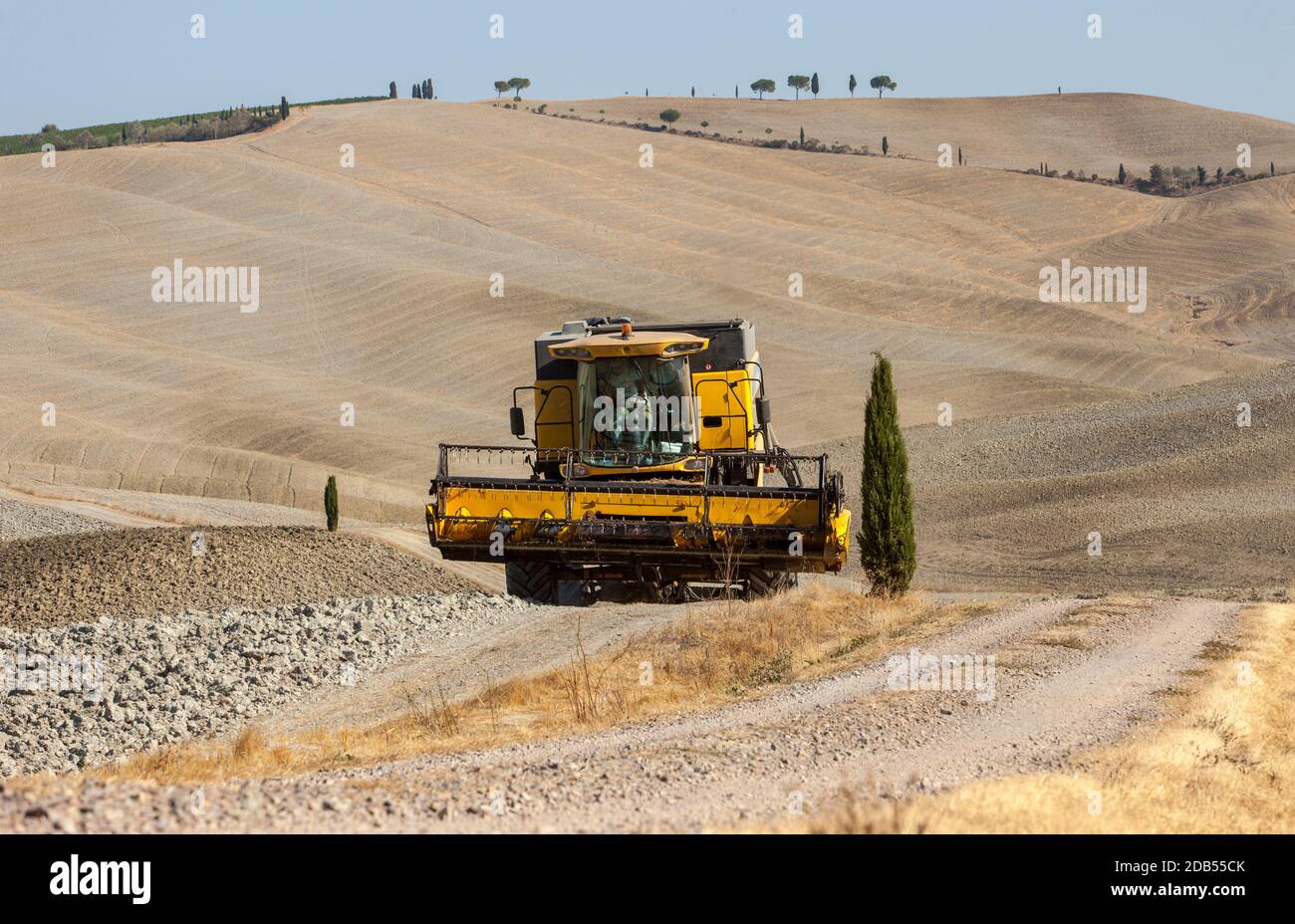 Pienza, Italie - 13 septembre 2011: Moissonneuse-batteuse pendant la récolte et le paysage rural de la Toscane. Italie Banque D'Images