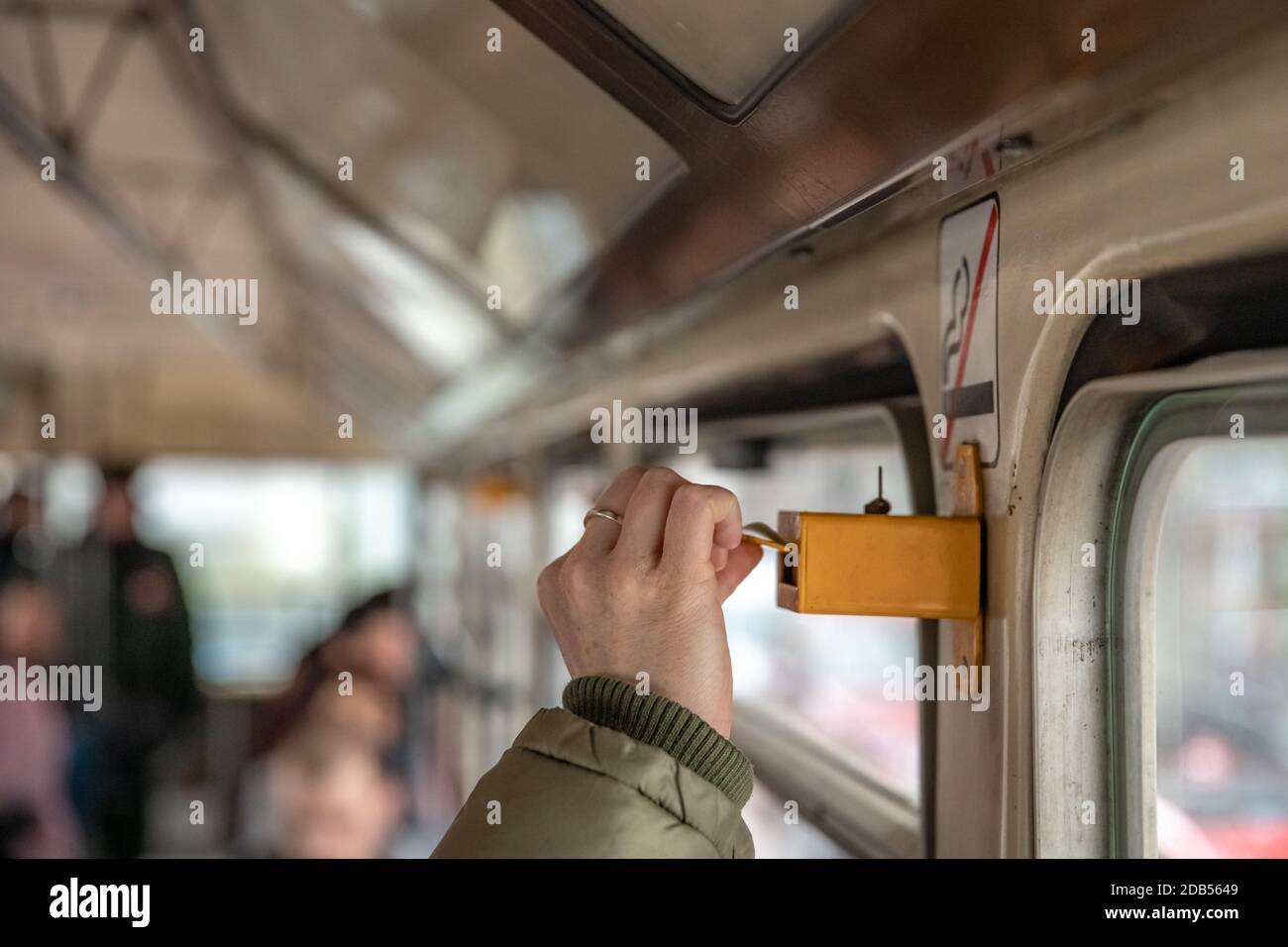 Une femme indique un billet de transport en commun par poinçonnage. Banque D'Images