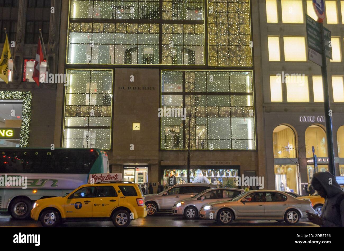 L'avenue animée de Manhattan et le Burberry Store sont habillés de décorations de Noël avec des lumières vives sur la façade. New York, États-Unis Banque D'Images