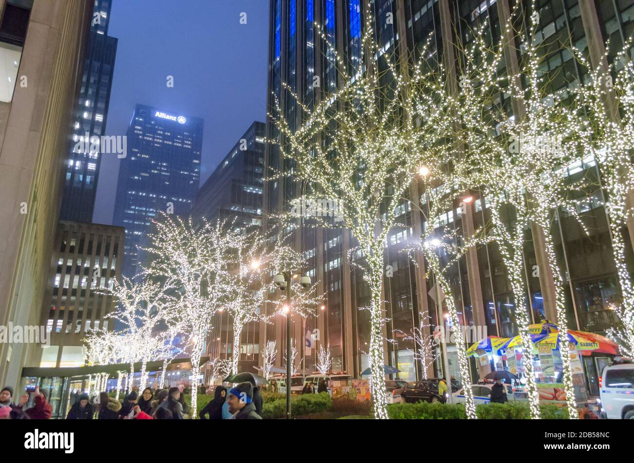 NYC Manhattan Street arbres décorés de lumières vives pendant les vacances de Noël. Gratte-ciel en arrière-plan. New York, États-Unis Banque D'Images