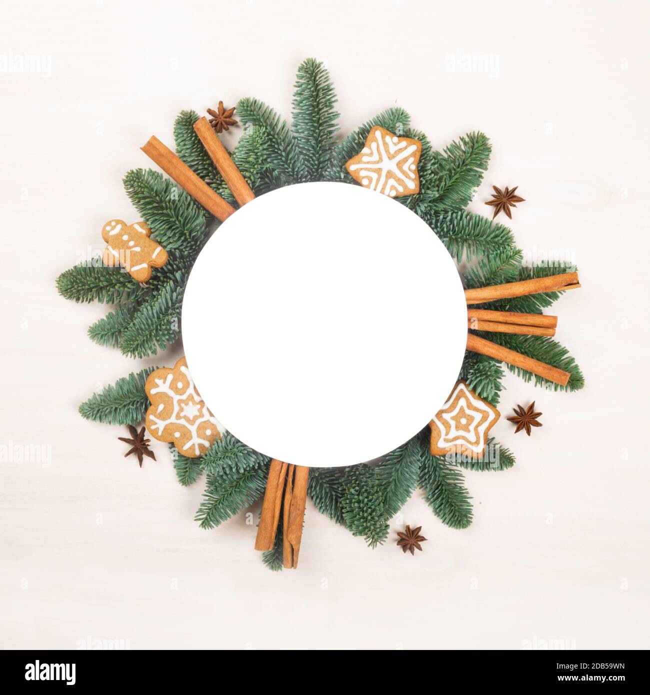 Cadre circulaire de Noël avec branches naturelles de sapin et pain d'épice cookies avec espace de copie pour le texte Banque D'Images