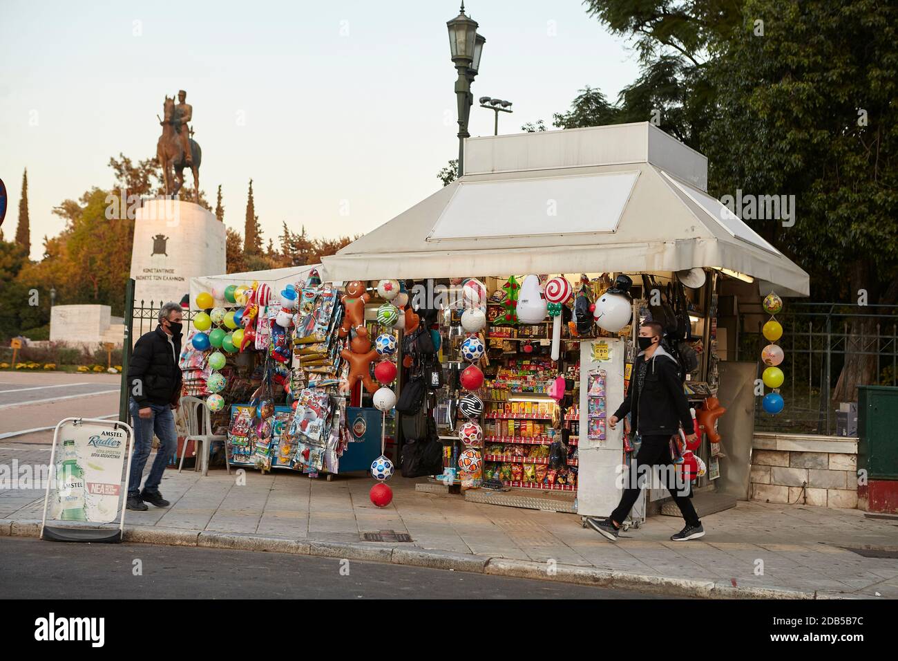 Kiosque de rue traditionnel de Periptero dans le centre d'Athènes, Grèce Banque D'Images