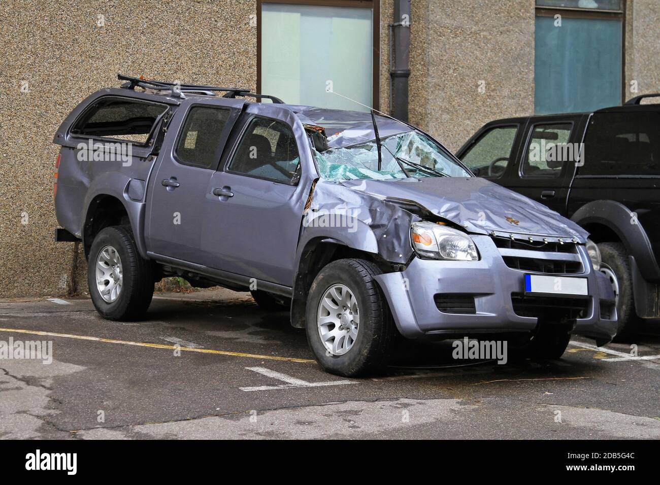 SUV non reconnaissable après un accident de la circulation Banque D'Images