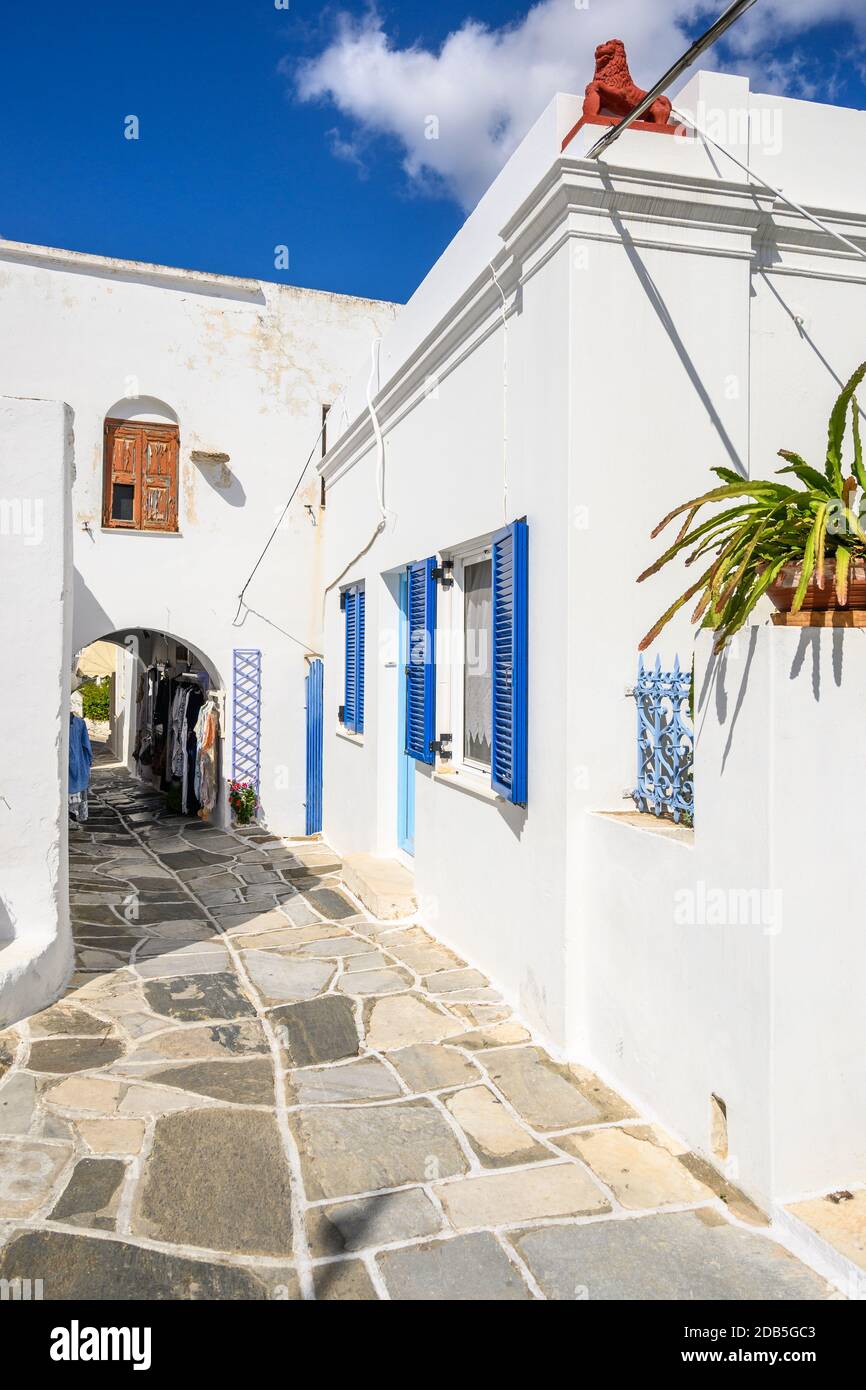 Vue sur une rue blanchie à la chaux à l'architecture grecque typique dans le village de Lefkes sur l'île de Paros, Cyclades, Grèce Banque D'Images