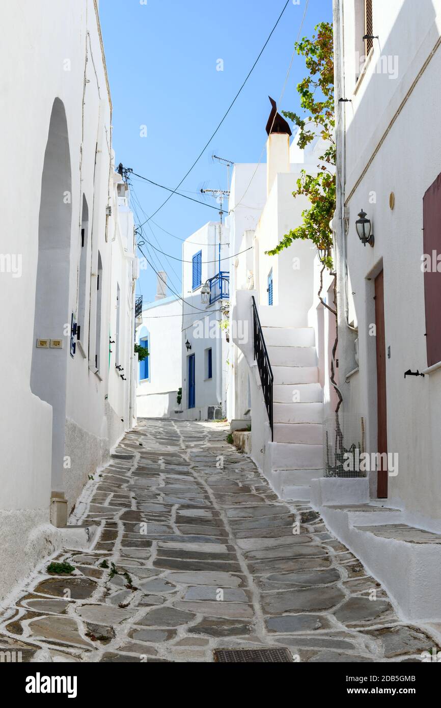 Vue sur une rue blanchie à la chaux à l'architecture grecque typique dans le village de Lefkes sur l'île de Paros, Cyclades, Grèce Banque D'Images