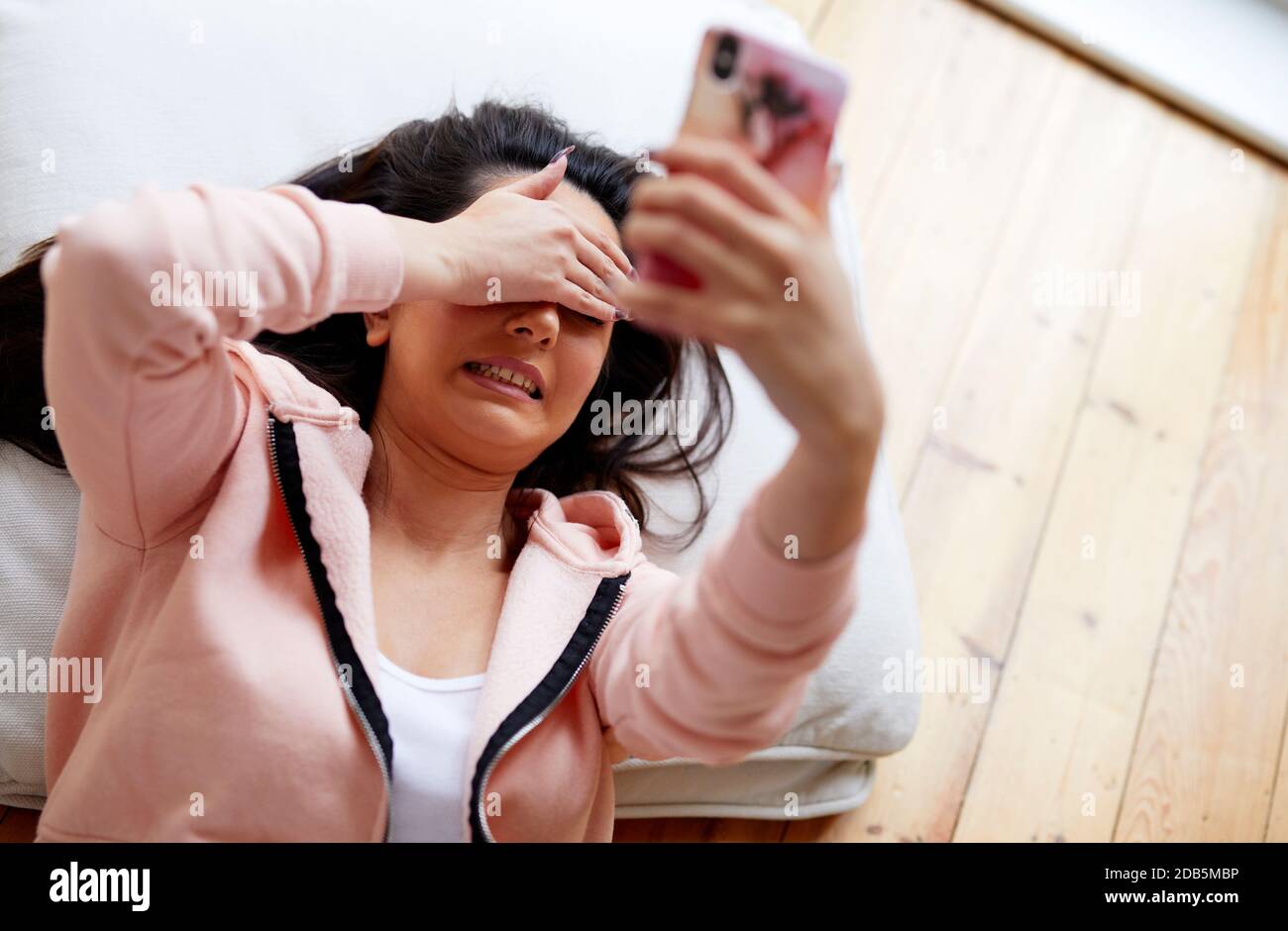 Femme à la choqué par message texte Banque D'Images