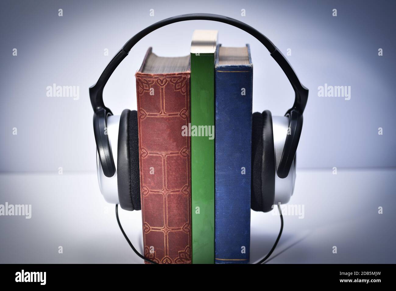 Ensemble de livres lus en tant que fichier audio via le haut-parleurs de casque Banque D'Images