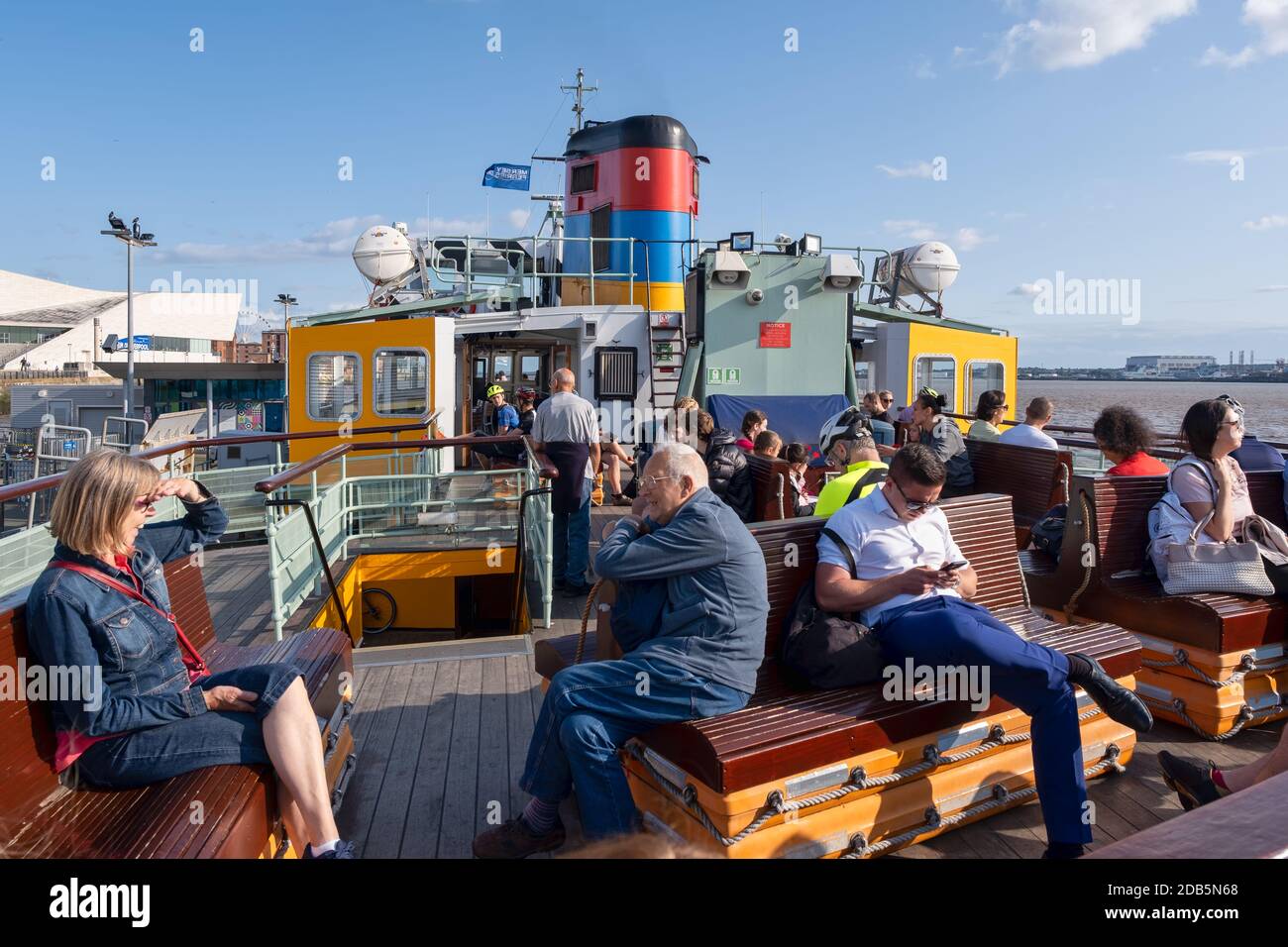 Passagers au Mersey Ferry à Liverpool Banque D'Images