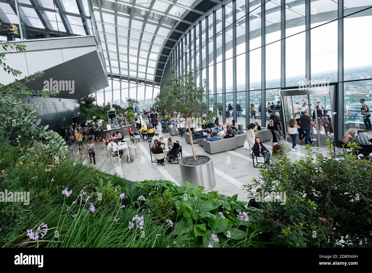 La galerie d'observation de Sky Garden au 43ème étage de Le gratte-ciel Walkie Talkie de Londres offre une vue panoramique sur le Banque D'Images