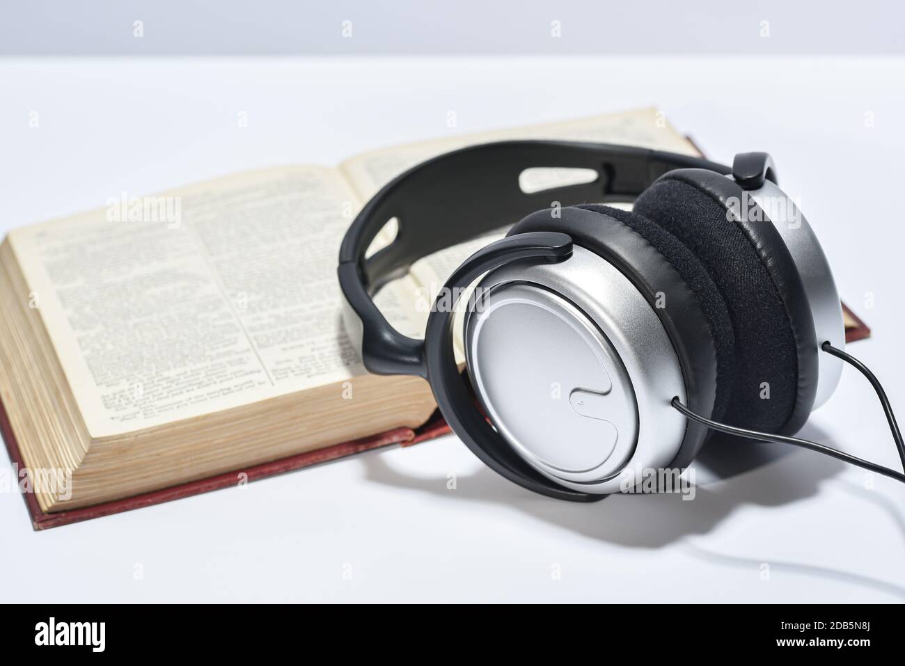 Ensemble de livres lus en tant que fichier audio via le haut-parleurs de casque Banque D'Images