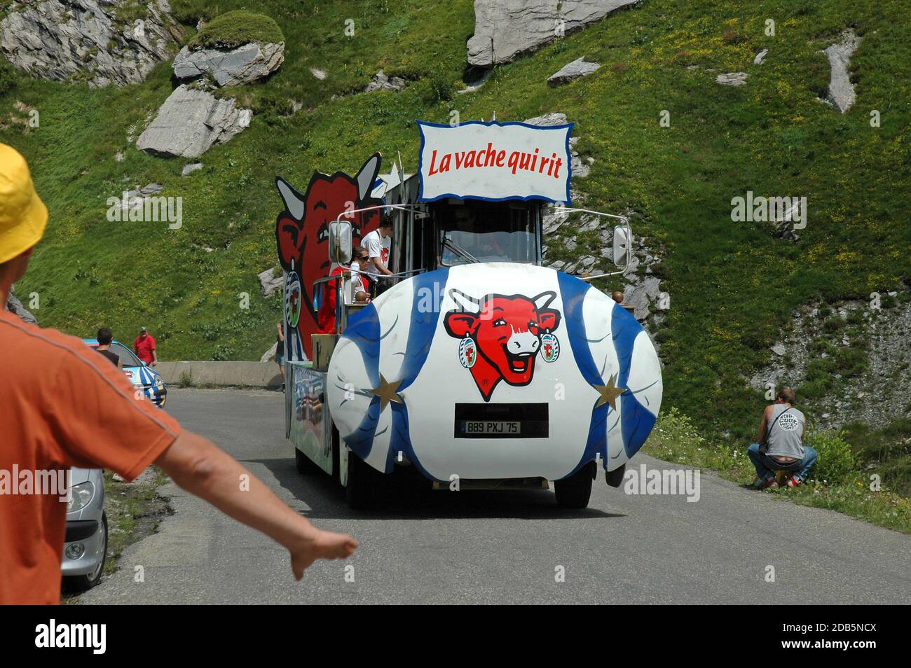 La Vache Qui Rit Redevient Fournisseur Officiel Du Tour De France Avec Une Presence Dans La Caravane Publicitaire Pour 2024 2026