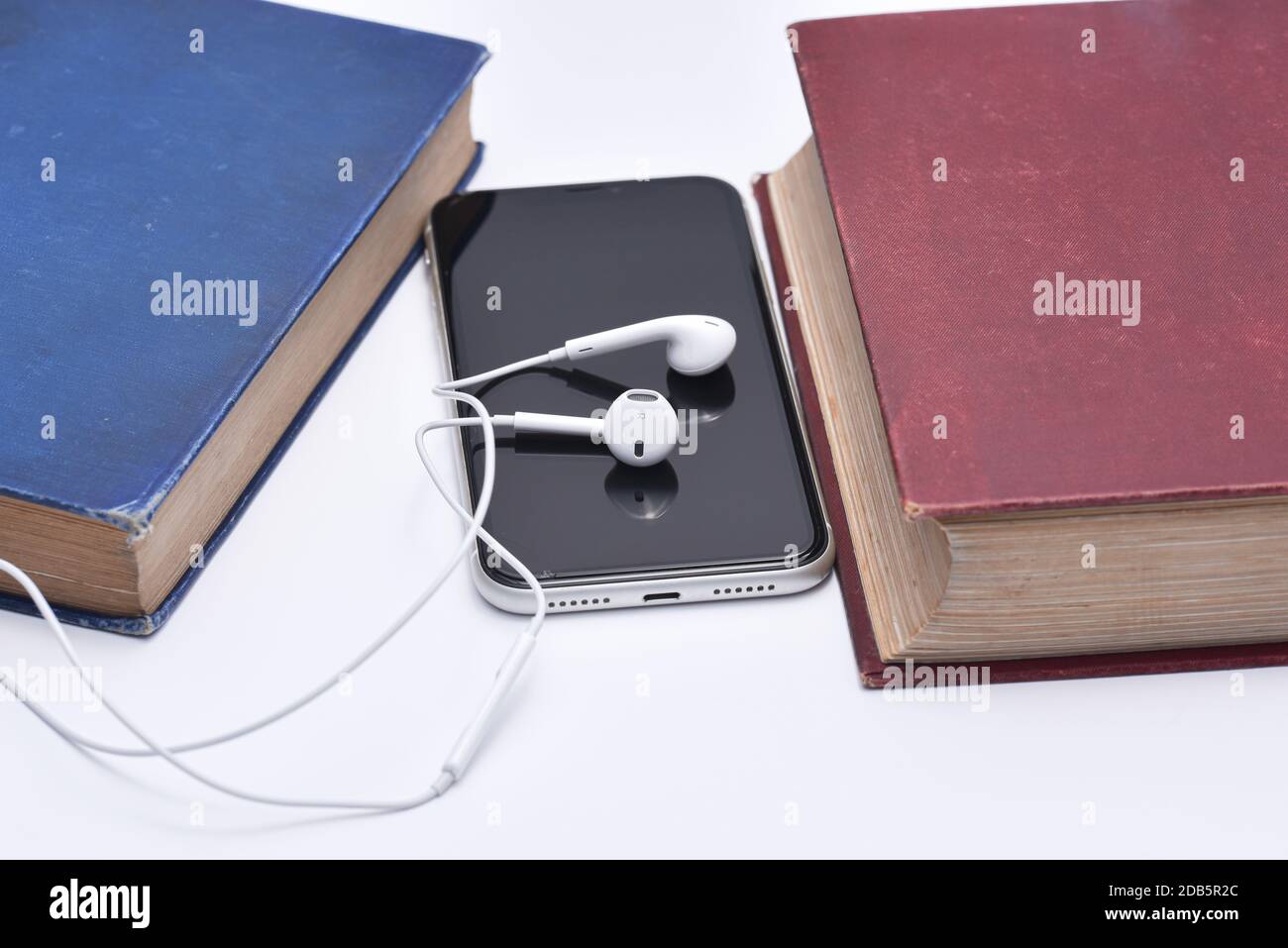Ensemble de livres lus en tant que fichier audio via le haut-parleurs de casque Banque D'Images