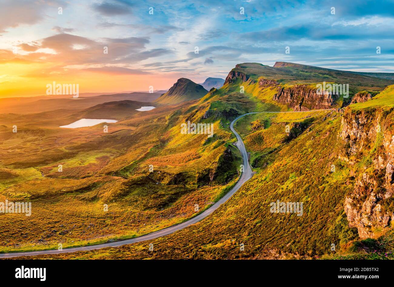 Longue route sinueuse à Quiraing sur l'île de Skye avec un magnifique ciel de lever de soleil. Banque D'Images