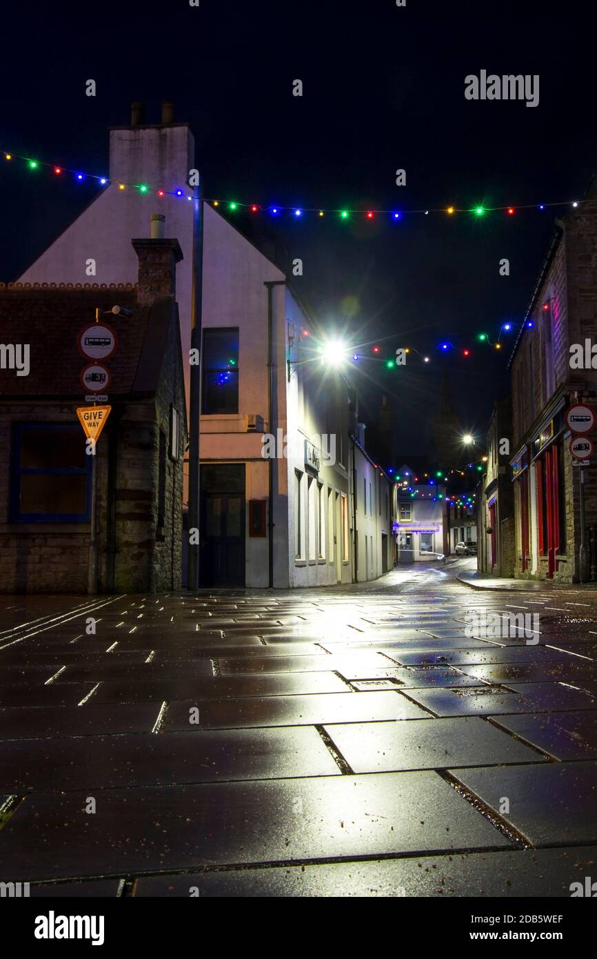 Rue romantique à Stromness sur les îles Orcades la nuit avec Décoration lumineuse de Noël en hiver Banque D'Images