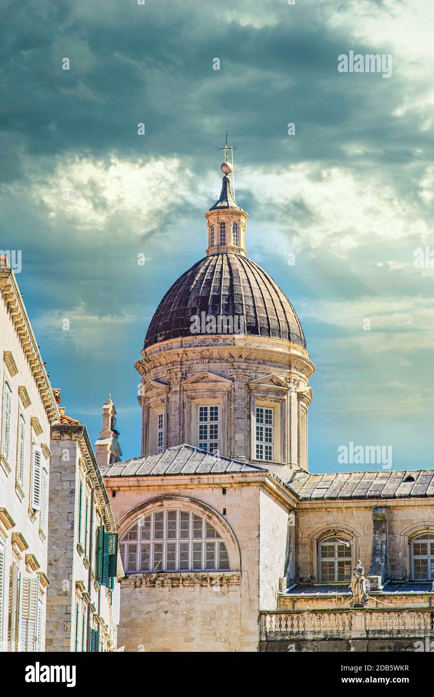 Ancienne église en dôme dans la ville fortifiée de Dubrovnik sous un ciel spectaculaire Banque D'Images
