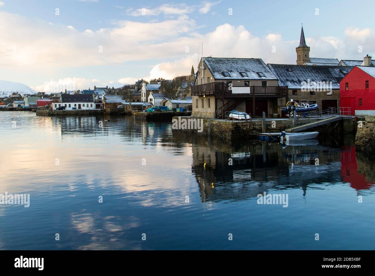 Vue sur le front de mer de la ville de pêche écossaise sur les îles Orcades dans scène hivernale avec neige Banque D'Images