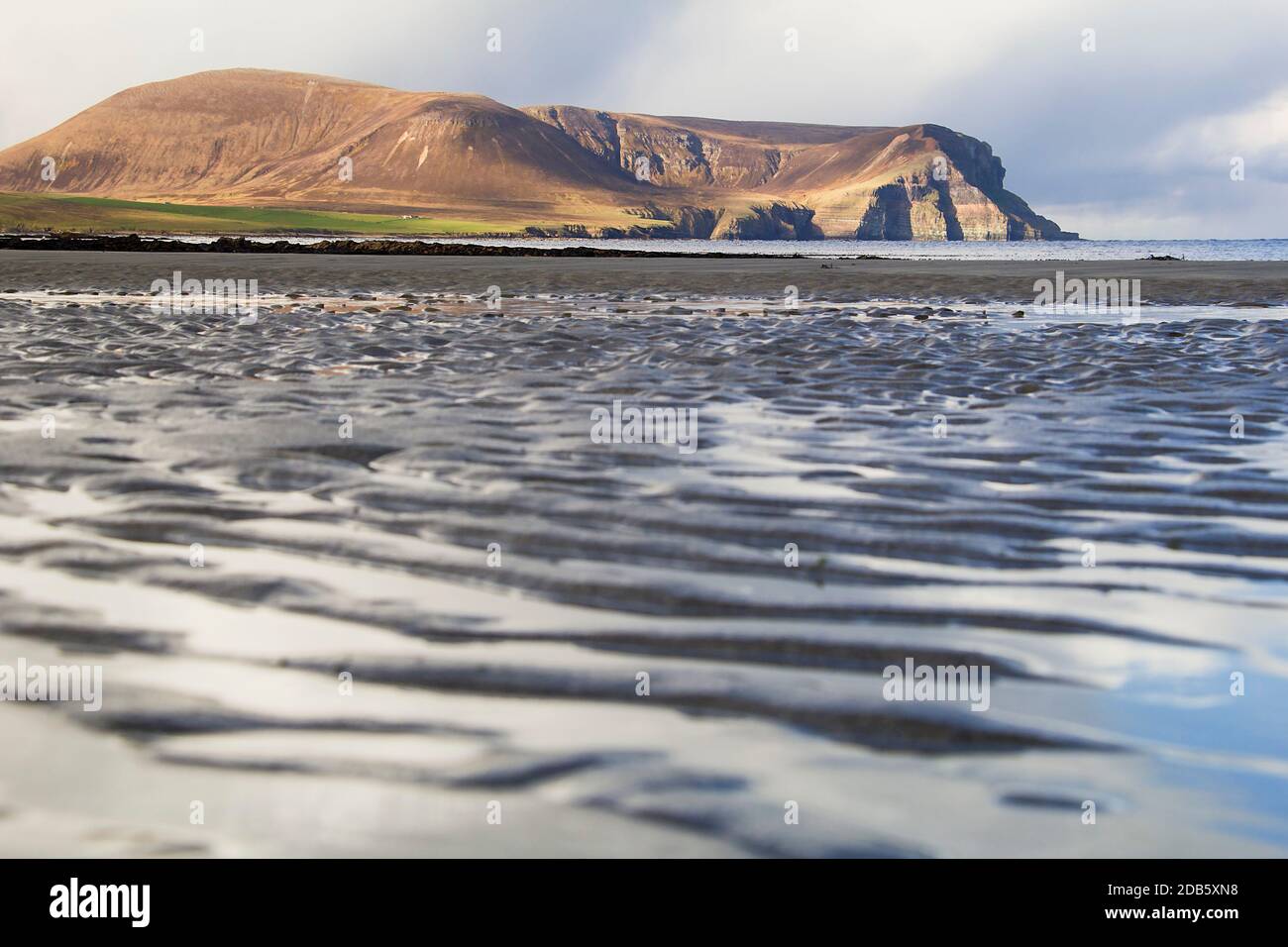 Vue à angle bas des ondulations de sable sur la plage d'Orkney avec marée basse Banque D'Images