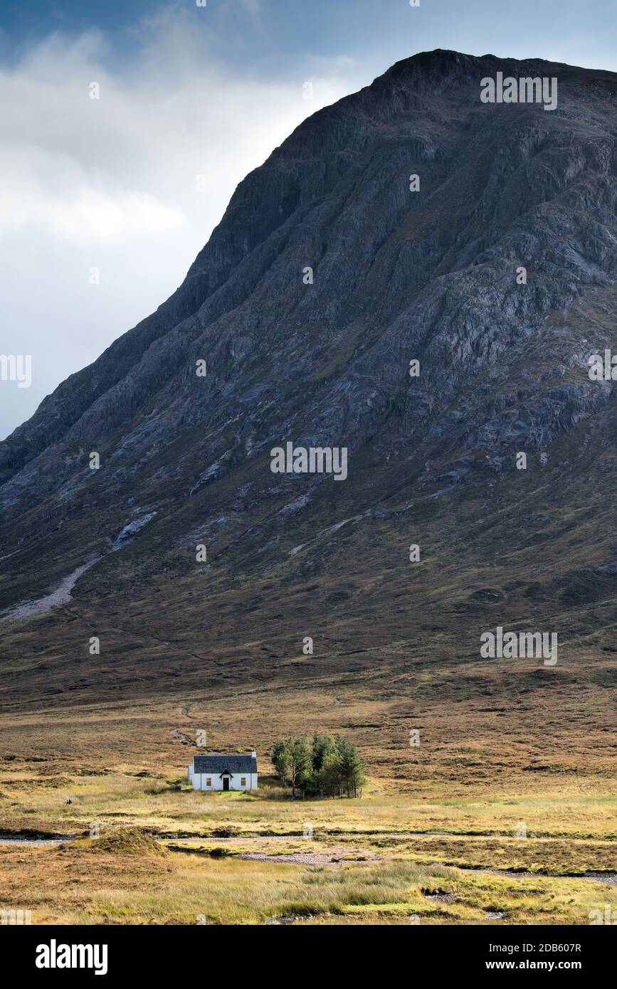 Chalet isolé de campagne blanche à Glencoe Valley, Écosse, Royaume-Uni. Banque D'Images