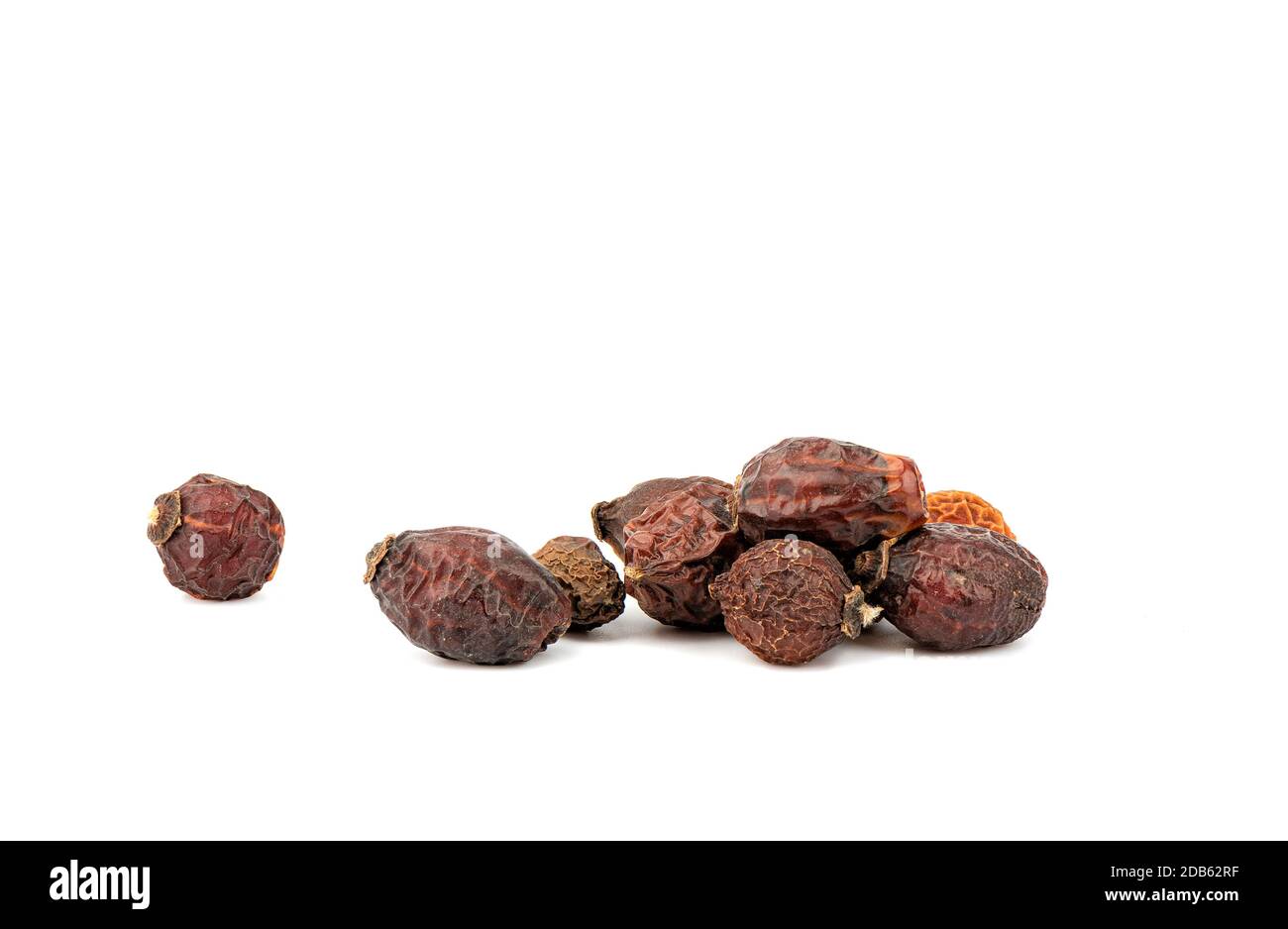 Baies sèches de rosehip isolées sur fond blanc. Banque D'Images