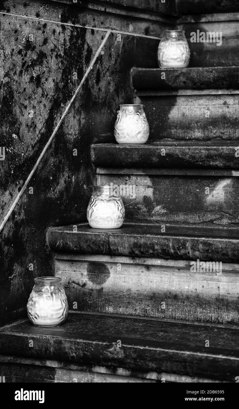 Des bougies sur un escalier, détail de l'éclairage et de décoration Banque D'Images