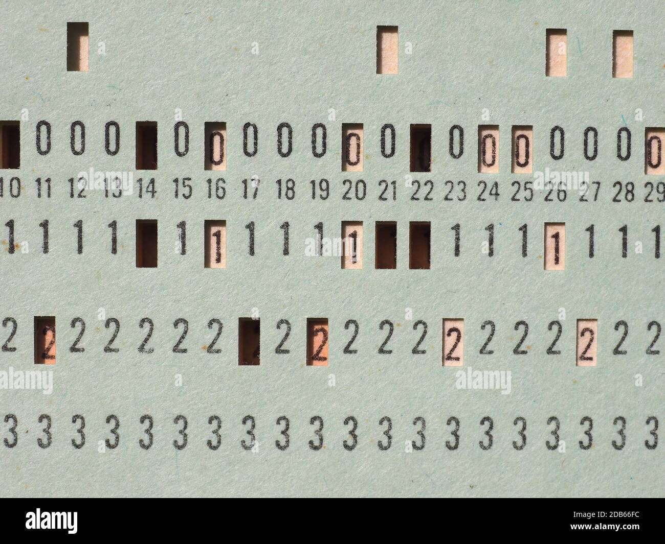 Vintage carte perforée pour le stockage de données et de programmation  informatique Photo Stock - Alamy