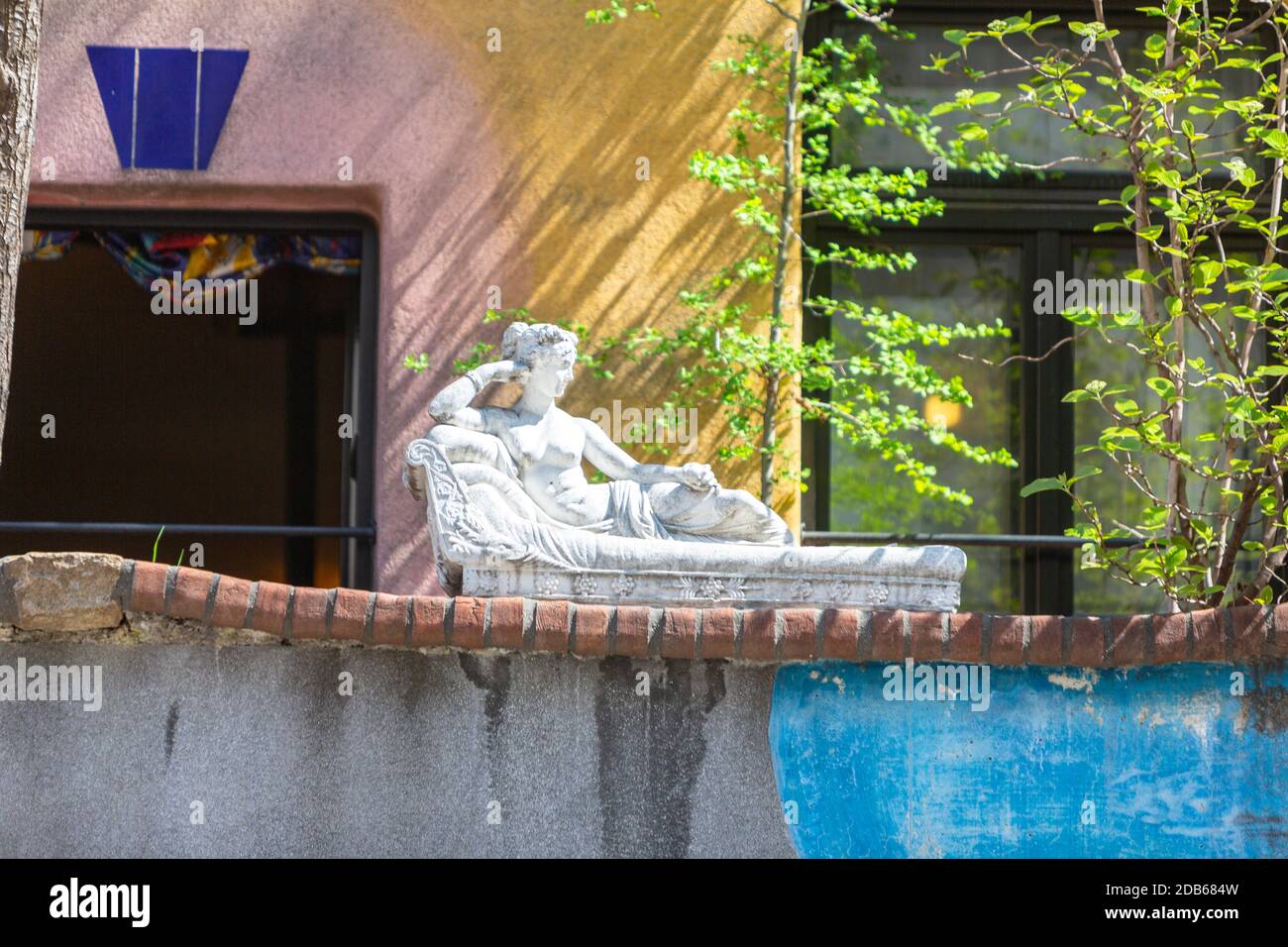 Roma comme Sculpture à Hundertwasserhaus, par Friedensreich Hundertwasser et Josef Krawina, quartier Landstraße, Vienne, Autriche Banque D'Images