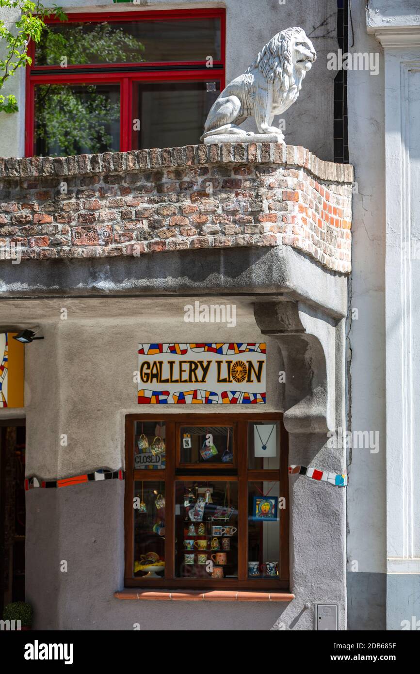 Galerie Lion et sculpture, Hundertwasserhaus, par Friedensreich Hundertwasser et Josef Krawina, quartier Landstraße, Vienne, Autriche Banque D'Images