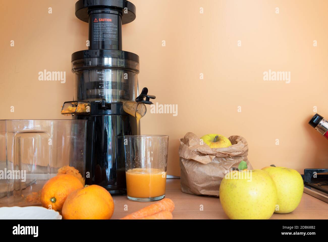 extracteur de jus pour un bon petit déjeuner avec pommes carottes et  centrifugeuse orange Photo Stock - Alamy