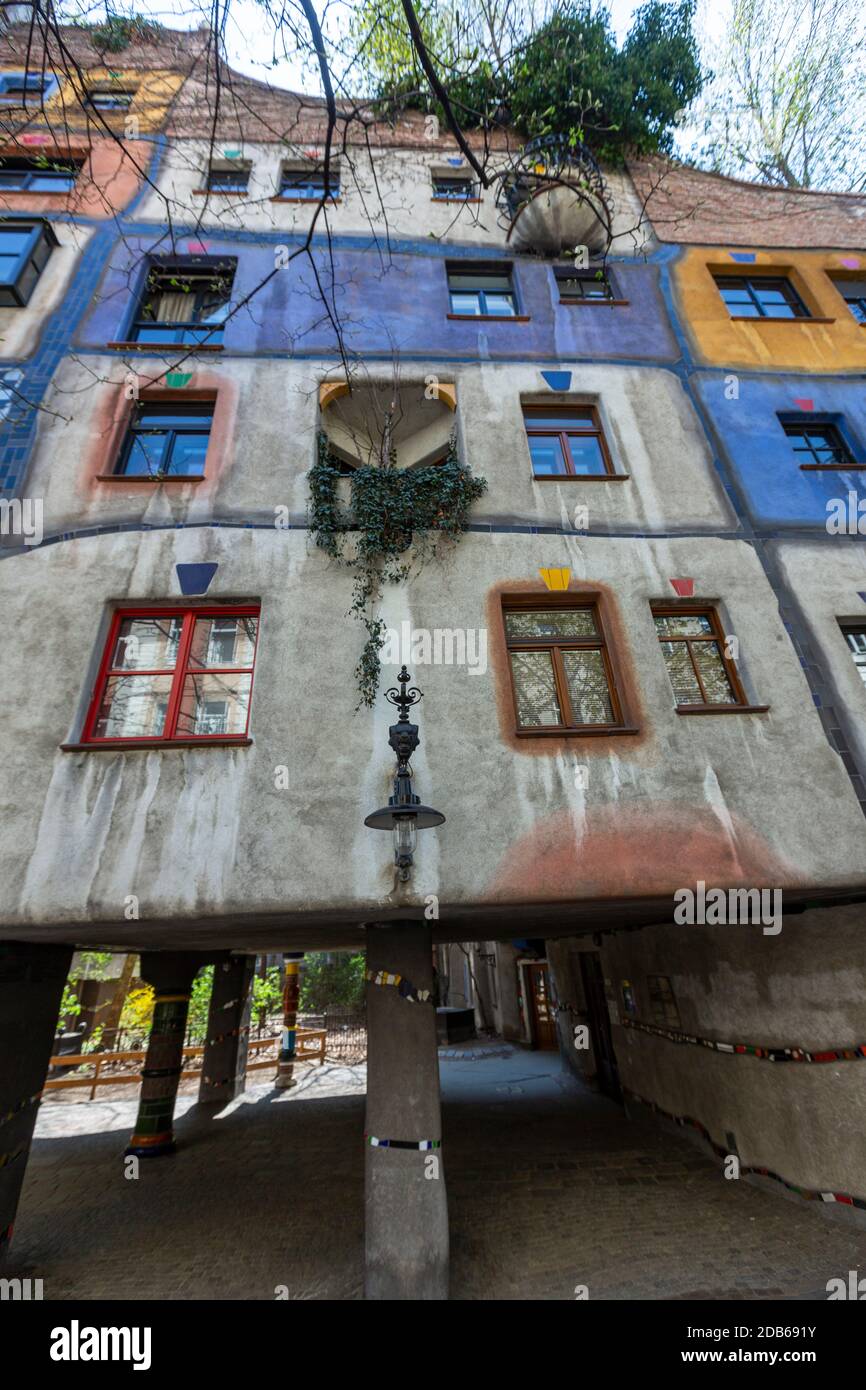 Hundertwasserhaus, façade Kegelgasse, par Friedensreich Hundertwasser et Josef Krawina, quartier Landstraße, Vienne, Autriche Banque D'Images