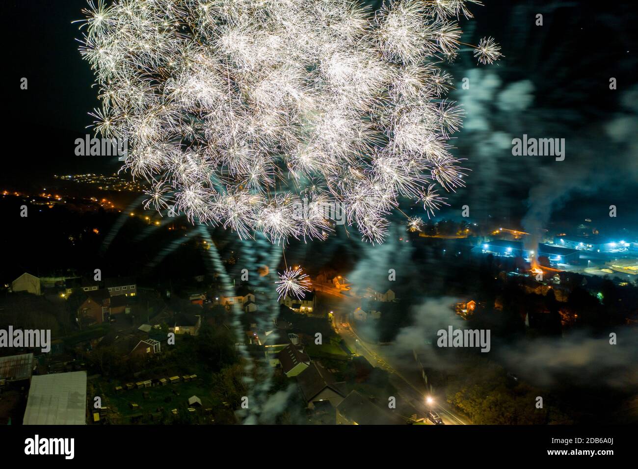 Vue aérienne des feux d'artifice au-dessus des maisons du sud du pays de galles pendant la nuit des feux de joie, Royaume-Uni Banque D'Images