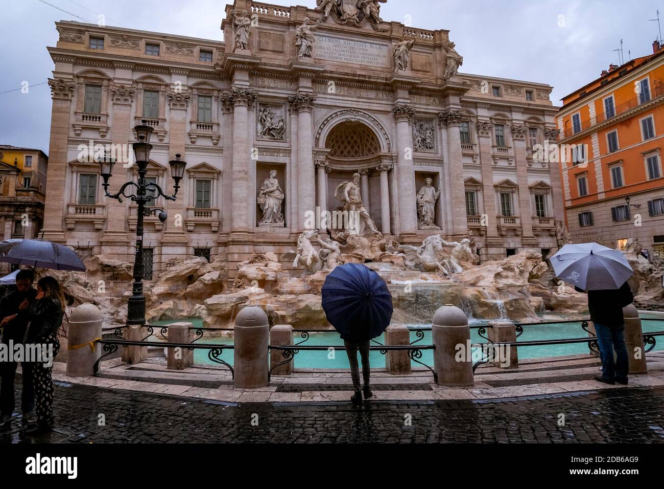 Fontana di Trevi - magnifique et emblématique Fontaine d'eau - vide, jour de la pluie - Rome, Italie Banque D'Images