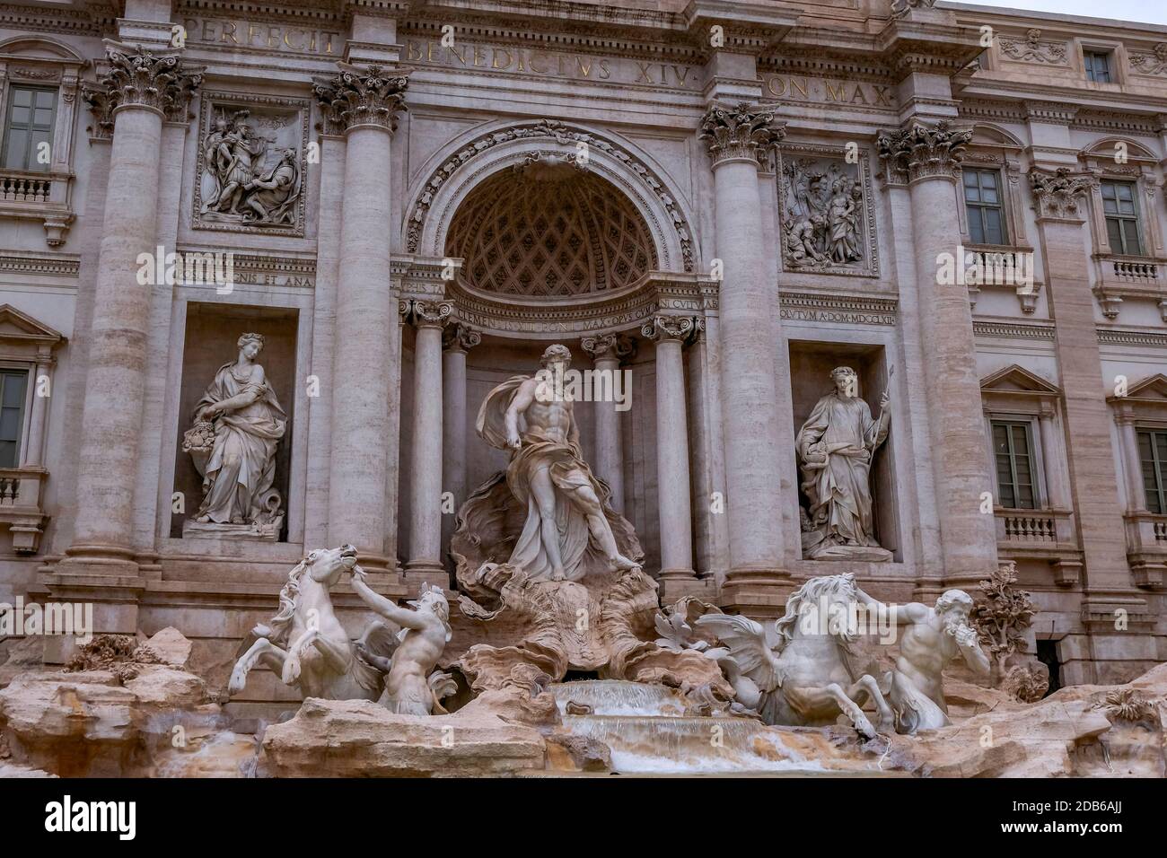Fontana di Trevi - magnifique et emblématique Fontaine d'eau - vide, jour de la pluie - Rome, Italie Banque D'Images