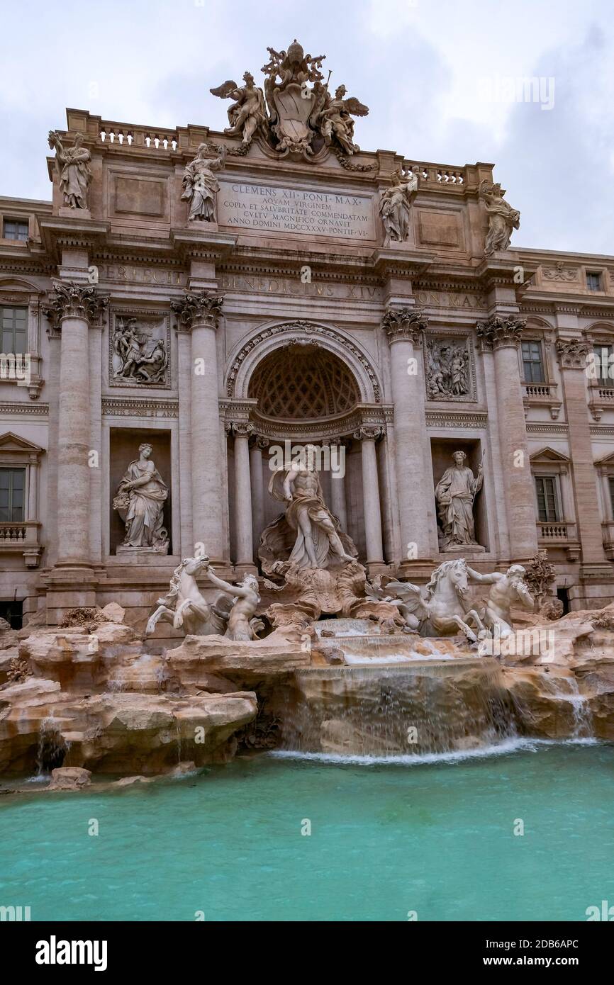 Fontana di Trevi - magnifique et emblématique Fontaine d'eau - vide, Rainy Day - Rome, Italie Banque D'Images