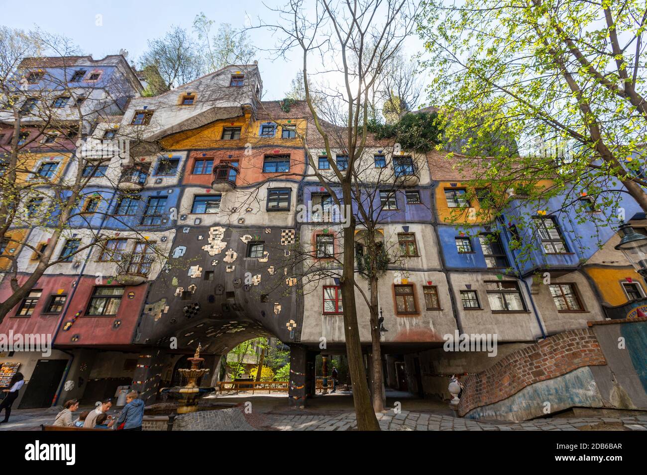 Hundertwasserhaus, façade Kegelgasse, par Friedensreich Hundertwasser et Josef Krawina, quartier Landstraße, Vienne, Autriche Banque D'Images