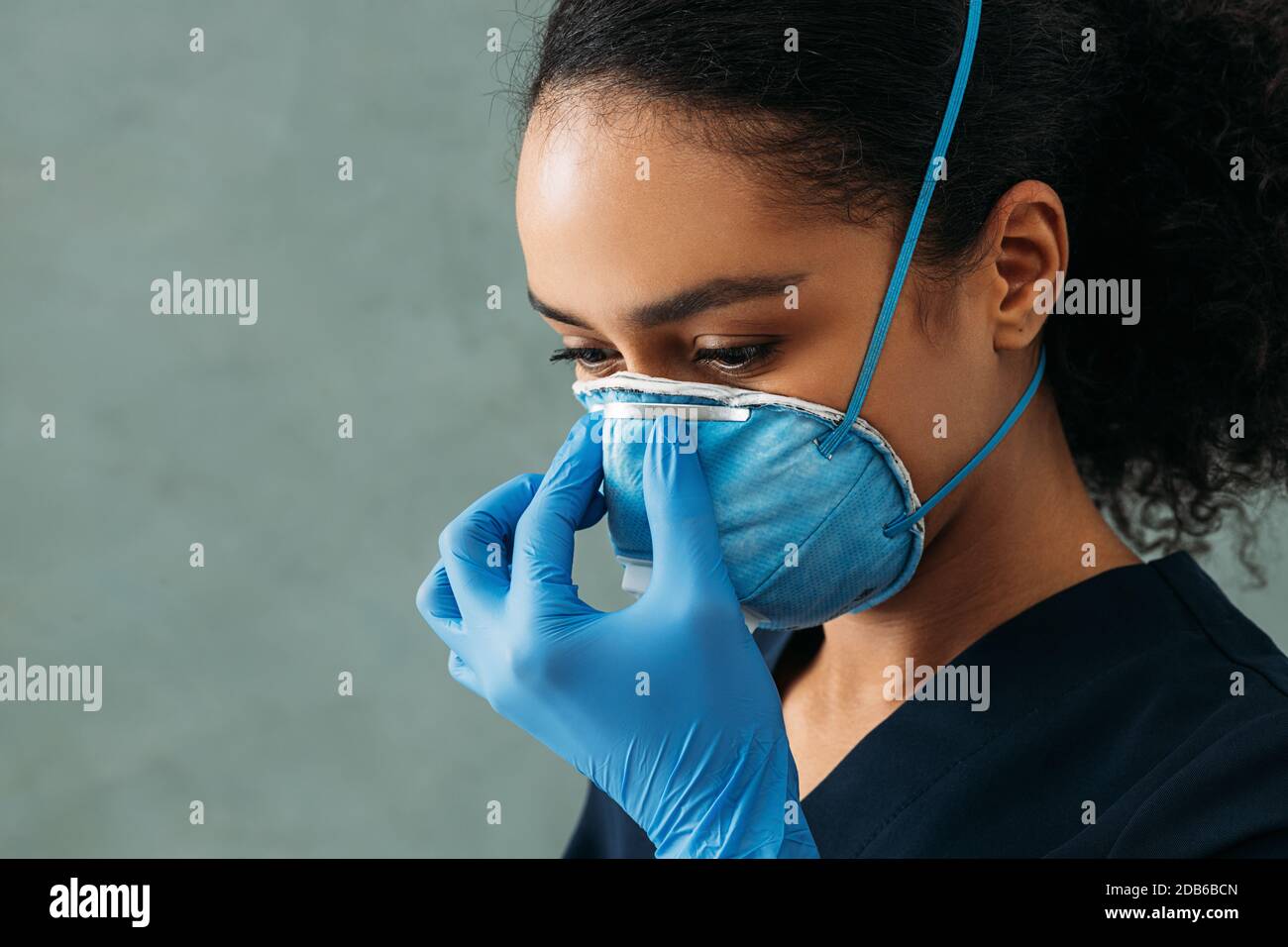 Gros plan d'un jeune médecin spécialiste portant un respirateur Banque D'Images