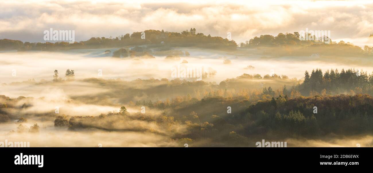 Vue aérienne de la vallée couverte de couches de brouillard lors d'une belle matinée d'automne dans le Lake District. Banque D'Images