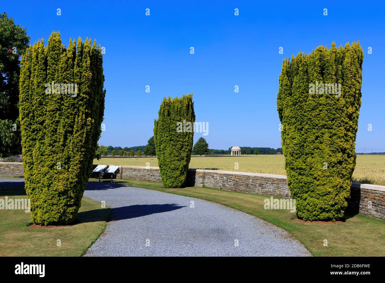 Cyprès à l'entrée du cimetière de Bedford House (première et deuxième Guerre mondiale) conçu par Wilfred Clement Von Berg à Zillebeke (Ypres), Belgique Banque D'Images