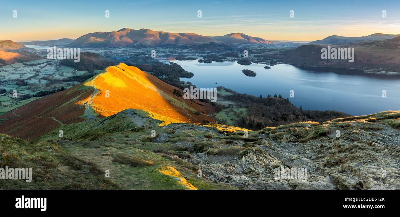 Vue panoramique de Derwentwater dans le Lake District avec lumière chaude du matin éclairant Catbells. Banque D'Images