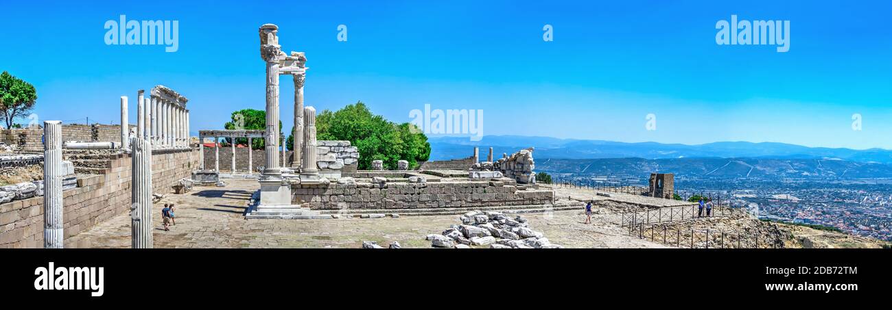 Pergamon, Turquie -07.22.2019. Agora dans les ruines de l'ancienne cité grecque Pergamon en Turquie. Grande vue panoramique sur une journée d'été ensoleillée Banque D'Images