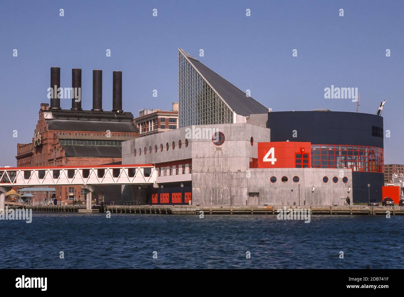 BALTIMORE, MARYLAND, États-Unis, FÉVRIER 1993 - Pier 4 et Baltimore Maritime Museum, Inner Harbour. Banque D'Images