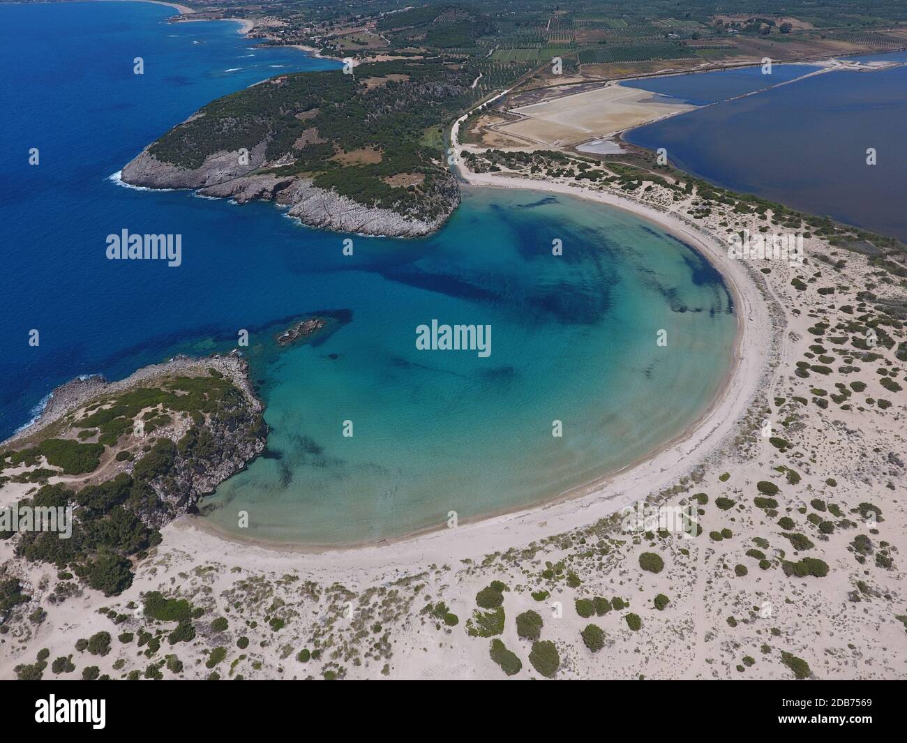 La plage de Voidokilia est une plage populaire à Messinia, dans la région méditerranéenne. Dans la forme de la lettre grecque omega, son sable forme une bande semi-circulaire Banque D'Images