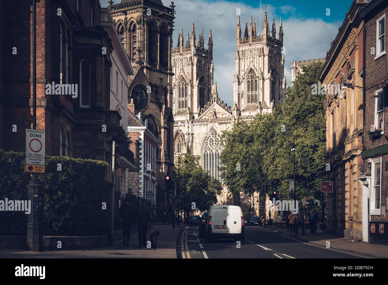 Scène de rue à York avec vue sur York Cathédrale et plusieurs bâtiments historiques Banque D'Images