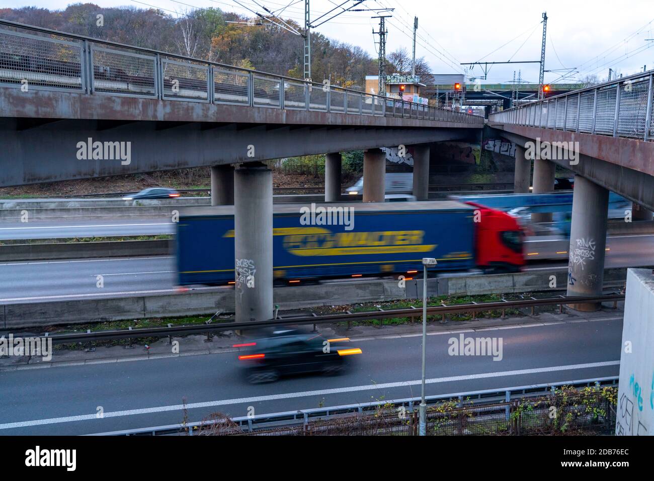 La sortie d'autoroute Kaiserberg, l'autoroute A40, Ruhrschnellweg, traverse l'A3, le paysage du pont, les ponts d'autoroute et les ponts ferroviaires, appelés Spagett Banque D'Images