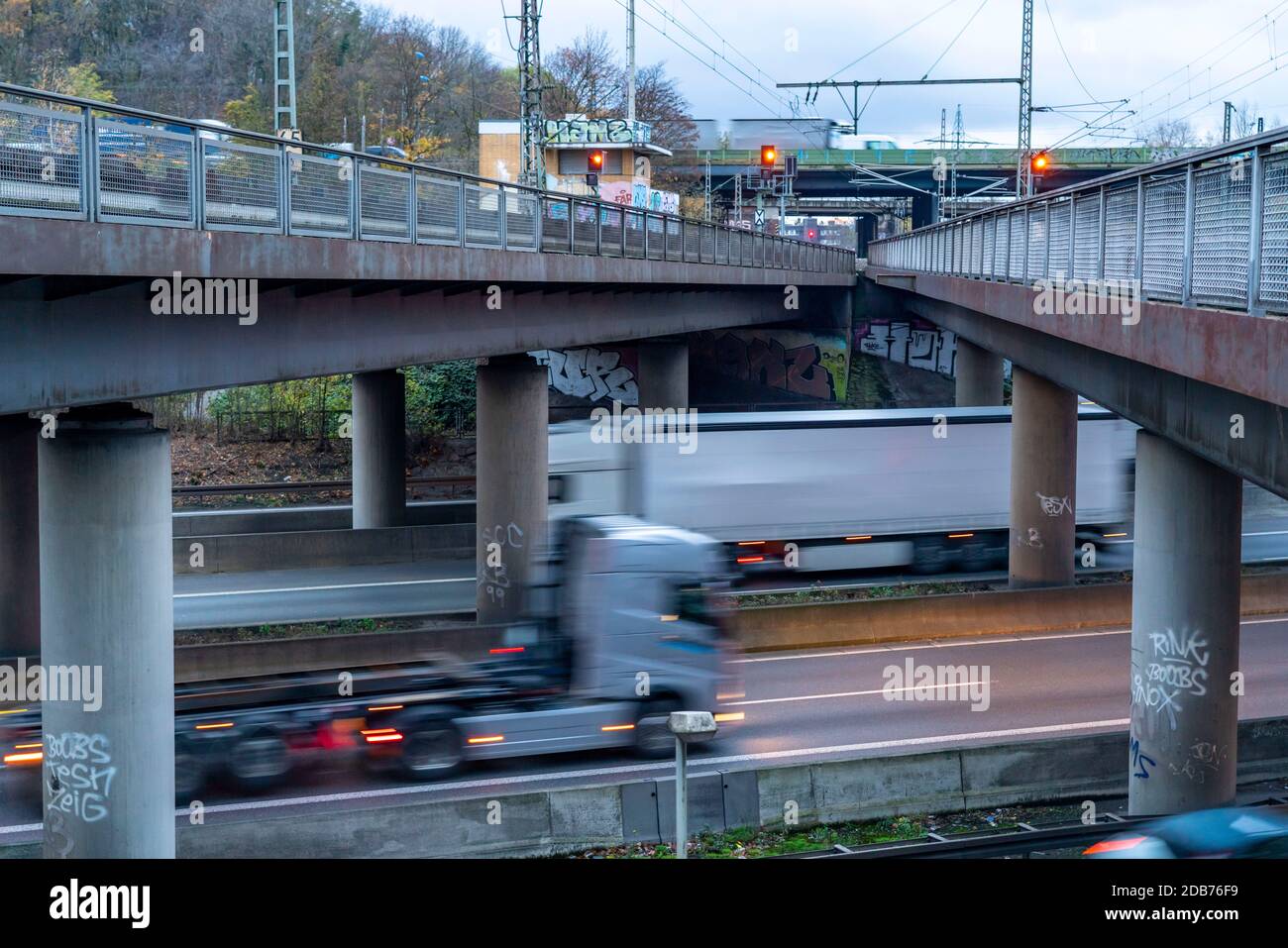 La sortie d'autoroute Kaiserberg, l'autoroute A40, Ruhrschnellweg, traverse l'A3, le paysage du pont, les ponts d'autoroute et les ponts ferroviaires, appelés Spagett Banque D'Images