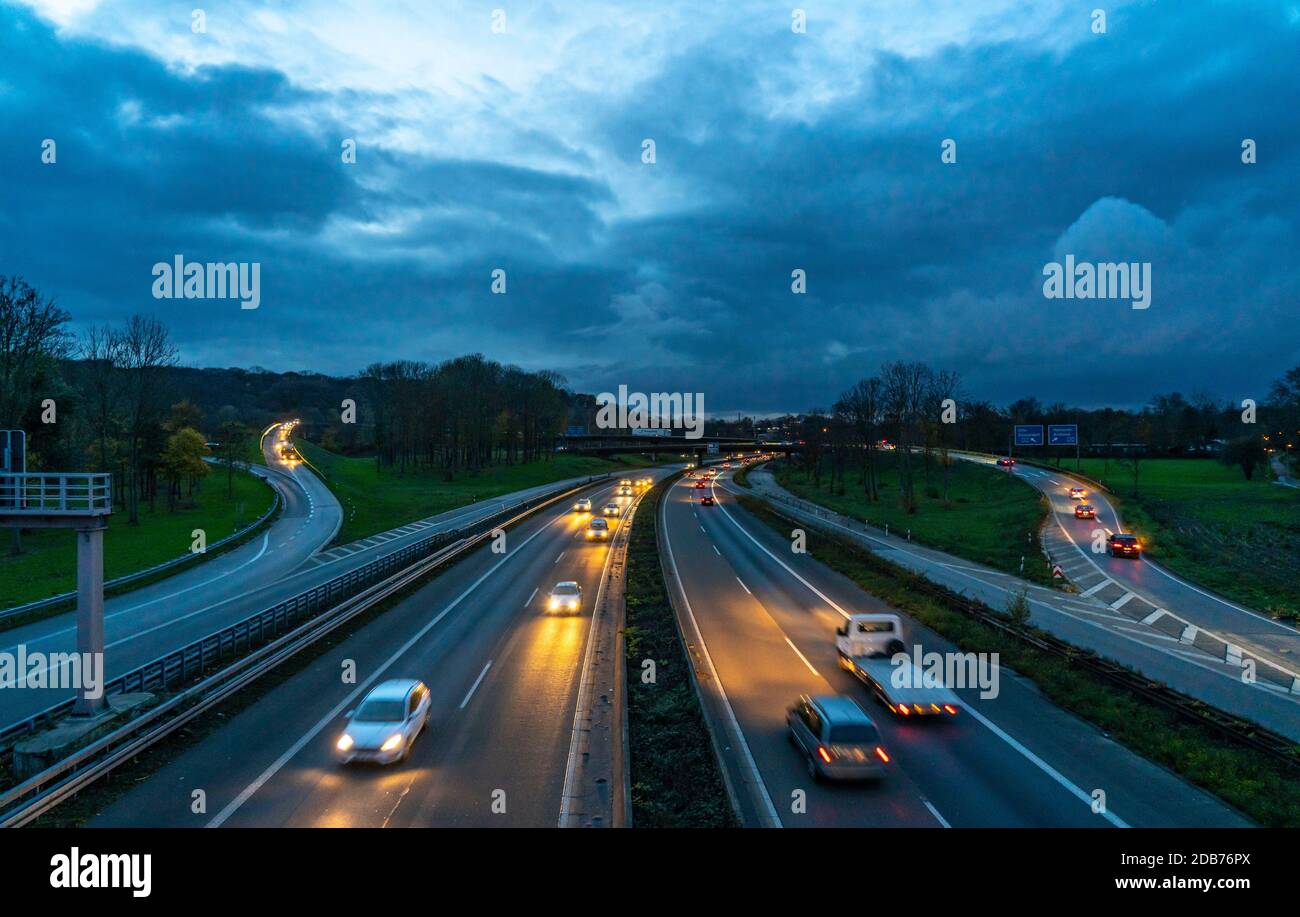 La sortie d'autoroute Kaiserberg, l'autoroute A40, Ruhrschnellweg, traverse l'A3, le paysage du pont, les ponts d'autoroute et les ponts ferroviaires, appelés Spagett Banque D'Images