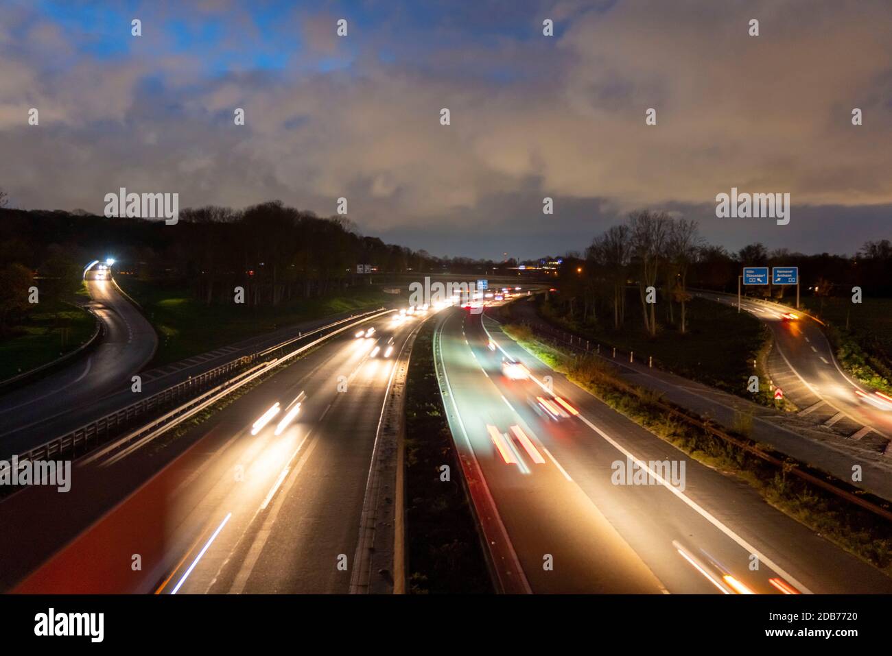 La sortie d'autoroute Kaiserberg, l'autoroute A40, Ruhrschnellweg, traverse l'A3, le paysage du pont, les ponts d'autoroute et les ponts ferroviaires, appelés Spagett Banque D'Images