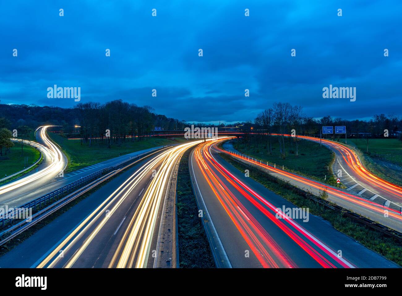 La sortie d'autoroute Kaiserberg, l'autoroute A40, Ruhrschnellweg, traverse l'A3, le paysage du pont, les ponts d'autoroute et les ponts ferroviaires, appelés Spagett Banque D'Images