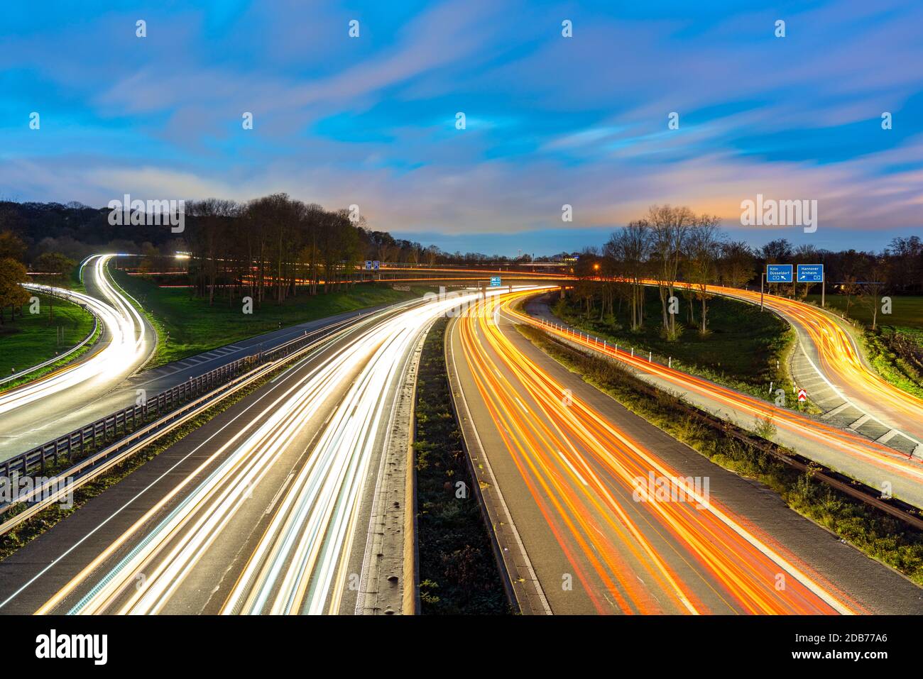 La sortie d'autoroute Kaiserberg, l'autoroute A40, Ruhrschnellweg, traverse l'A3, le paysage du pont, les ponts d'autoroute et les ponts ferroviaires, appelés Spagett Banque D'Images